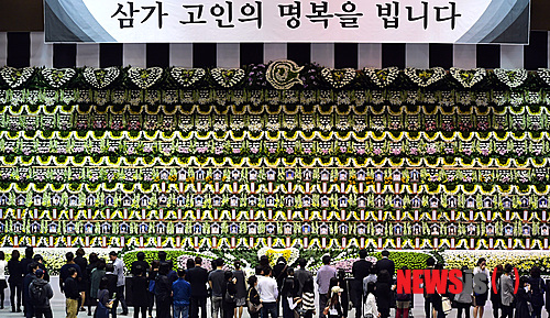 【안산=뉴시스】강종민 기자 = 세월호 침몰 열흘째인 25일 오전 경기 안산 올림픽기념관에 마련된 임시합동분향소에 시민들의 조문행렬이 줄을 잇고 있다. 2014.04.25&nbsp; ppkjm@newsis.com 