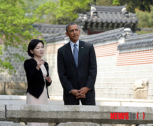 【서울=뉴시스】사진공동취재단 = 25일 방한한 오바마 미합중국 대통령이 경복궁을 방문해 한국외국어대학교 박상미 교수의 안내로 경회루를 둘러 보고 있다. 2014.04.25.&nbsp; photo@newsis.com