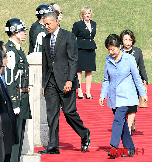 【서울=뉴시스】홍찬선 기자 = 박근혜 대통령이 25일 오후 청와대에서 방한한 버락 오바마 미국 대통령과 공식환영식에 참석해 사열을 받으며 본관으로 향하고 있다. 2014.04.25&nbsp; mania@newsis.com 