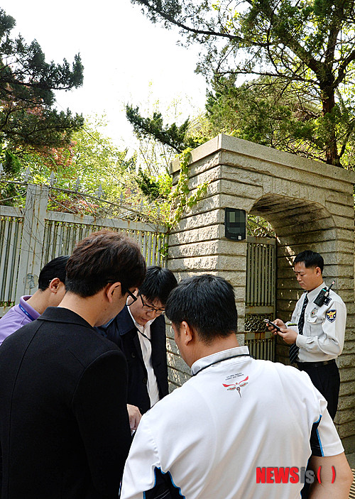 【서울=뉴시스】박문호 기자 = 세월호 실소유주 비리를 수사 중인 검찰과 경찰이 25일 서울 염곡동 유병언(73) 전 세모그룹 회장 일가 자택 앞에서 자료를 살펴보고 있다. 2014.04.25.&nbsp; go2@newsis.com