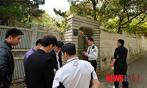 【서울=뉴시스】박문호 기자 = 세월호 실소유주 비리를 수사 중인 검찰과 경찰이 25일 서울 염곡동 유병언(73) 전 세모그룹 회장 일가 자택 앞에서 자료를 살펴보고 있다. 2014.04.25. go2@newsis.com