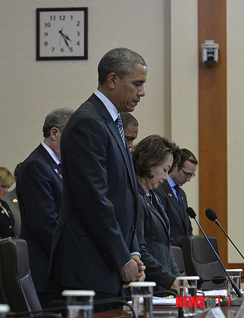 【서울=뉴시스】김영욱 기자 = 25일 오후 청와대에서 버락 오바마(Barack Obama) 미국 대통령이 정상회담에 앞서 세월호 침몰 사고자들을 위해 묵념을 하고 있다. 2014.04.25.&nbsp; mirage@newsis.com 