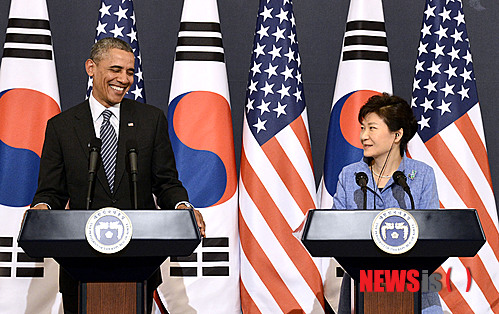 【서울=뉴시스】홍찬선 기자 = 박근혜 대통령과 방한한 버락 오바마 미국 대통령이 25일 오후 청와대에서 정상회담을 마친 후 공동기자회견을 하고 있다. 2014.04.25.&nbsp; mania@newsis.com 