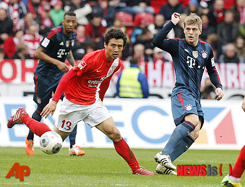 【마인츠(독일)=AP/뉴시스】독일 프로축구 분데스리가 마인츠의 구자철(25·왼쪽)이 26일(한국시간) 독일 마인츠의 코파스 아레나에서 열린 뉘른베르크와의 2013~2014 분데스리가 32라운드 홈경기에서 19분간 활약하며 팀의 2-0 승리를 이끌었다. 사진은 지난달 23일 바이에른 뮌헨과의 26라운드 경기에서 공을 주시하고 있는 구자철의 모습.2014.4.27.