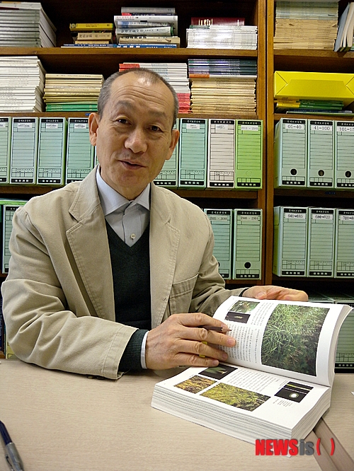 【대구=뉴시스】박광일 기자 = 지난 24일 계명대학교 생물학과 김종원(54·식물사회학자) 교수가 연구실에서 지난해 말 펴낸 무려 1200쪽에 달하는 '한국식물생태보감' 1권을 펼쳐보이고 있다. 김 교수는 앞으로 10년간 모두 10권을 완성할 계획이다. 2014.04.27. pgi0215@newsis.com