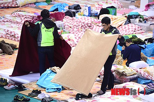 【진도=뉴시스】전신 기자 = 세월호 여객선 침몰 사고 13일째인 28일 전남 진도군 실내체육관에서 자원봉사자들이 이불을 정리하고 있다. 2014.04.28.&nbsp; photo1006@newsis.com 