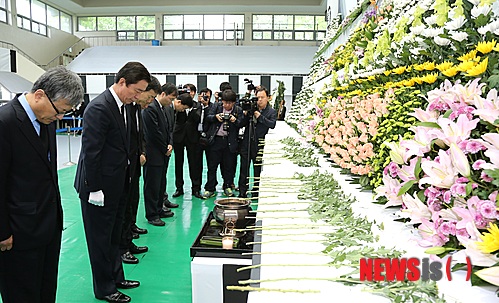 【대구=뉴시스】나호용 기자 = 김범일대구시장(왼쪽 두번째)을 비롯한 김연창 경제부시장(왼쪽) 등 대구시 주요간부들이 28일 두류공원 안병근올림픽기념유도관내에 설치된 세월호 침몰사고 희생자 합동분향소를 찾아 헌화하고 있다.2014.04.28.(사진=대구시 제공) nhy@newsis.com