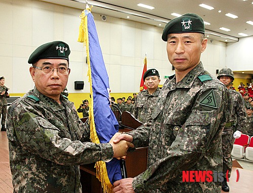 【부산=뉴시스】하경민 기자 = 부산·울산·양산을 책임지역으로 하는 육군 53사단의 19대 사단장으로 이형석 소장이 28일 취임했다&nbsp; 이날 취임식에서 이 사단장이 김요환 육군 제2작전사령관으로부터 부대기를 넘겨받고 있다. 2014.04.28. (사진=53사단 제공)&nbsp; yulnetphoto@newsis.com