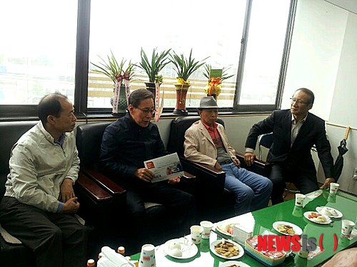 【대구=뉴시스】나호용 기자 = 문희갑(왼쪽서 2번째) 전 대구시장이 28일 류한국 대구 서구청장 예비후보 선거사무실을 찾아 당선을 기원하며 덕담을 나누고 있다.2014.04.28.(사진=류한국 선거사무실 제공)&nbsp; nhy@newsis.com