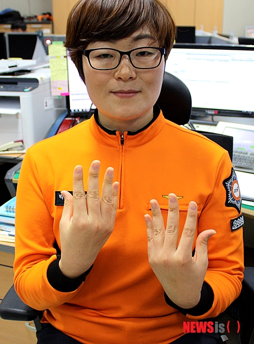 ▲ 사진은 수화로 '불'이라는 단어를 표현한 박은자 소방교 모습. 