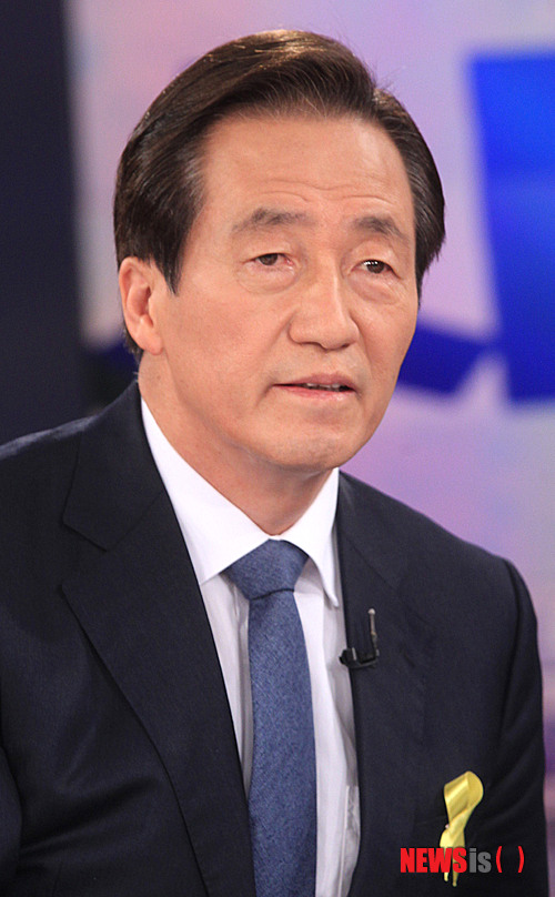 【서울=뉴시스】국회사진기자단 = 29일 오후 서울 중구 매경미디어센터 MBN스튜디오에서 열린 새누리당 서울시장 경선 후보 토론회에 앞서 정몽준 후보가 토론 준비를 하고 있다. 2014.04.29.&nbsp; photo@newsis.com