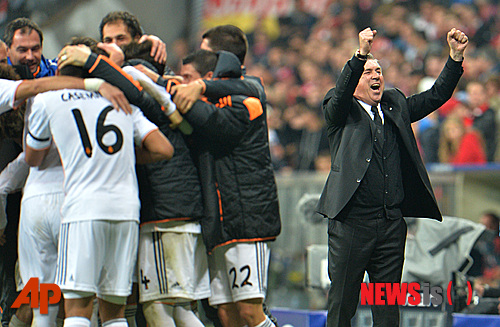 【뮌헨(독일)=AP/뉴시스】 레알 마드리드(스페인)가 2013~2014시즌 유럽축구연맹(UEFA) 챔피언스리그 결승에 선착하면서 결승 맞상대가 누가 될 지에 관심이 집중되고 있다. 사진은 30일 바이에른 뮌헨(독일)을 4-0으로 완파하고 결승 진출을 확정한 뒤 환호하는 카를로 안첼로티(55·맨 오른쪽) 레알 마드리드 감독과 기뻐하는 선수단.