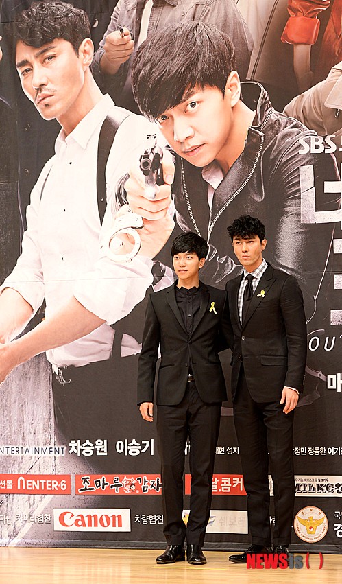 【서울=뉴시스】고범준 기자 = 30일 오후 서울 양천구 SBS목동 사옥에서 열린 드라마스페셜 '너희들은 포위됐다'제작발표회에서 배우 차승원-이승기가 포토타임을 갖고 있다. 2014.04.30. bjko@newsis.com