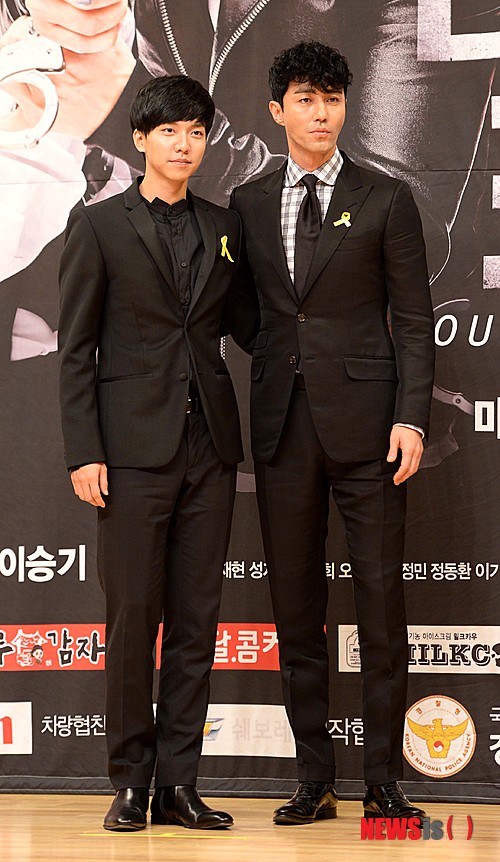 【서울=뉴시스】고범준 기자 = 30일 오후 서울 양천구 SBS목동 사옥에서 열린 드라마스페셜 '너희들은 포위됐다'제작발표회에서 배우 차승원-이승기가 포토타임을 갖고 있다. 2014.04.30. bjko@newsis.com