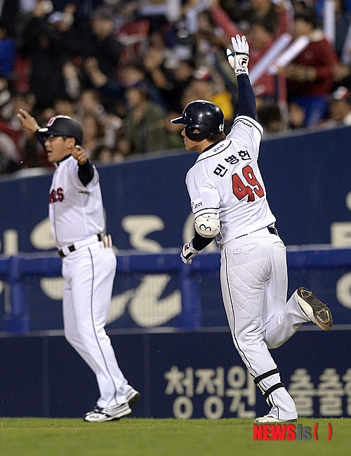 【서울=뉴시스】김인철 기자 = 30일 오후 서울 잠실야구장에서 열린 2014 한국야쿠르트 세븐 프로야구 두산 베어스와 넥센 히어로즈의 경기에서 3회말 1사 1, 2루 상황 두산 민병헌이 좌측 담장을 넘기는 3점 홈런을 날리고 그라운드를 돌고 있다. 2014.04.30. yatoya@newsis.com