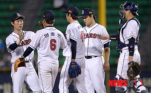 【서울=뉴시스】김인철 기자 = 30일 오후 서울 잠실야구장에서 열린 2014 한국야쿠르트 세븐 프로야구 두산 베어스와 넥센 히어로즈의 경기에서 7-1로 승리를 거둔 두산 선수들이 승리를 자축하고 있다. 2014.04.30. yatoya@newsis.com