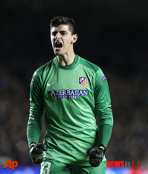 【런던(영국)=AP/뉴시스】골키퍼 티보 쿠르트아(22)가 1일 영국 런던의 스탬포드 브릿지에서 열린 2013~2014시즌 유럽축구연맹(UEFA) 챔피언스리그 4강 2차전에서 신들린 듯한 선방쇼로 원소속팀 첼시(잉글랜드)로부터 현 소속팀 아틀레티코 마드리드(스페인)의 3-1 승리를 지켰다. 쿠르트아는 이날 브라질월드컵 벨기에 대표팀 승선이 사실상 확정되기도 했다.