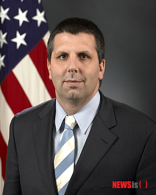 【서울=뉴시스】차기 주한 미국 대사에 마크 리퍼트(41) 국방장관 비서실장이 내정된 것으로 30일(현지시간) 알려졌다. 데일리 비스트 등 미국 현지 언론에 따르면 버락 오바마 미국 대통령은 곧 그를 공식 지명할 예정이다. (사진출처: 미 국방부 홈페이지) 2014.05.02&nbsp;&nbsp; 