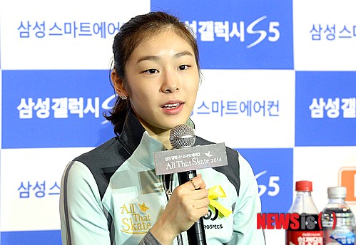 【서울=뉴시스】박영태 기자 =&nbsp; 2일 오후 서울 송파구 올림픽공원 체조경기장 내 특설 아이스링크에서 열린 '삼성 갤럭시★스마트에어컨 올댓스케이트 2014' 연습공개를 끝낸 김연아가 기자회견에서 인사말을 하고 있다.&nbsp; '피겨 여왕' 김연아(24, 올댓스포츠)의 현역 은퇴 무대가 될 '삼성 갤럭시★스마트에어컨 올댓스케이트 2014'는 주요 음악을 나인 챔버 오케스트라의 협연으로 곡의 웅장함이 오케스트라의 연주로 극대화되어 한 편의 오페라를 보는 듯한 감동적인 무대가 될 것으로 전망된다. 2014.05.02.&nbsp; since1999@newsis.com