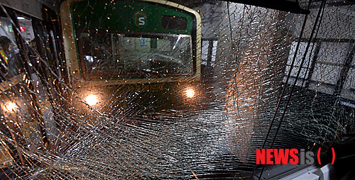 【서울=뉴시스】서재훈 기자 = 2일 오후 3시32분께 서울 성동구 지하철 2호선 상왕십리역에서 정차해 있던 전동차를 뒤따르던 전동차가 들이 받는 사고가 발생, 관계자들이 현장을 복구하고 있다. 2014.05.02.&nbsp; jhseo@newsis.com