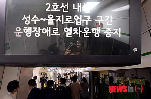 【서울=뉴시스】서재훈 기자 = 2일 오후 3시32분께 서울 성동구 지하철 2호선 상왕십리역에서 정차해 있던 전동차를 뒤따르던 전동차가 들이 받는 사고가 발생, 관계자들이 현장을 복구하고 있다. 2014.05.02.&nbsp; jhseo@newsis.com