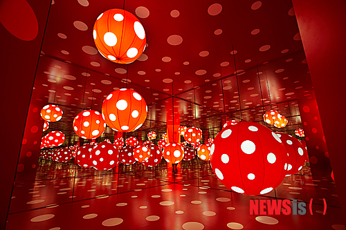 【서울=뉴시스】예술의전당 '쿠사마 야요이' 개인전 전시장