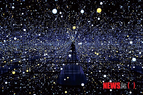 【서울=뉴시스】구사마 야요이 설치작 '무한 거울 방'(1965)