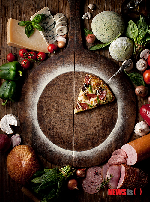 【서울=뉴시스】박영주 기자 = 쉐라톤 그랜드 워커힐의 피자 전문 레스토랑 ‘피자 힐’ 삼거리 지역은 4, 5일 오후 1시부터 3시까지 이탈리아 출신 워커힐 수석 조리장 마우로와 함께하는 ‘나만의 피자 만들기’를 마련한다.&nbsp; ‘나만의 피자 만들기’ 커플 체험(1~2인)은 피자 도우 1개, 패밀리 체험(3~4인)은 피자 도우 2개로 진행되며 가격은 각 5만원, 8만원이다.&nbsp; 참여 고객들에게는 ‘피칸테 피자’ 재료인 토마토소스와 피자치즈, 살시차, 바질, 올리브오일 등이 주재료로 제공된다. 완성된 ‘나만의 피자’는 테이크아웃 포장이 가능하며, 참가 고객에게는 워커힐 테디베어를 증정한다.&nbsp; 피자힐에서는 3일부터 6월1일까지, 가족 모두가 즐길 수 있는 ‘피자 프로모션’을 선보인다. 피자힐 신규 메뉴인 ‘소고기 안창살 피자’와 다섯 가지 버섯을 넣어 만든 ‘버섯 팬 피자’가 준비된다.&nbsp; 피자힐 삼거리에 새로 설치한 야외 화덕에서는 다양한 신 피자가 준비된다. 야외 화덕에서 굽는 신 피자 메뉴는 살시차와 바질을 넣은 하트 모양의 ‘피칸테 피자’, 프로슈토햄과 루콜라를 넣은 ‘프로슈토 피자’, 애호박과 라디치오, 가지 등을 넣은 ‘베지테리언 피자’, 시금치를 넣은 ‘스피니치 피자’, 대게살이 들어간 ‘크랩 피자’ 등 5가지다.&nbsp; gogogirl@newsis.com 