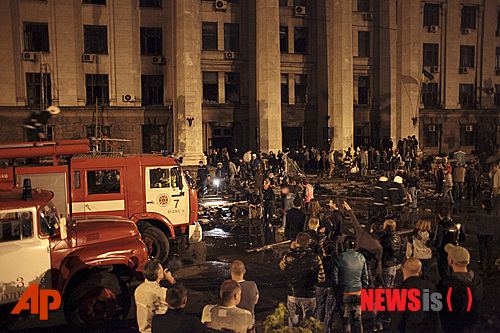 【오데사=AP/뉴시스】2일(현지시간) 우크라이나 남부 도시 오데사에 있는 전소된 노조 건물 앞에 친러시아 분리주의 시위대가 모여있다. 민족주의 극우단체인 '라이트 섹터'(Right Sector)' 대원으로 알려진 방화범이 시위대가 몰려있던 건물에 불을 질러 대형 참사가 빚어졌다. 지방 정부는 이 지역에서 친정부 시위대와 친러시아 분리주의 세력 간 충돌로 최소 43명이 숨지고, 174명이 다쳤다고 밝혔다. 2014.05.03&nbsp; 