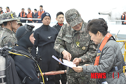 【진도=뉴시스】김영욱 기자 = 박근혜 대통령이 4일 오후 전남 진도해상 청해진해운 '세월호' 여객선 사고 현장을 방문, 민관군 합동 수습작업 중인 바지선에 승선하여 황기철 해군 참모총장으로부터 보고를 받고 있다. 2014.05.04.&nbsp; mirage@newsis.com