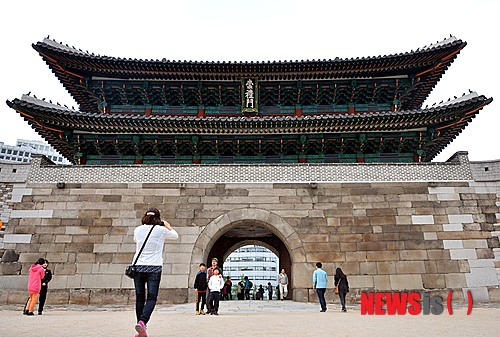 【서울=뉴시스】박찬수 기자 =&nbsp; 숭례문이 복구된지 1년을 맞은 4일 오후 서울 중구 숭례문을 찾은 시민과 관광객들이 관람을 하고 있다.&nbsp;&nbsp; 지난 2008년 2월 화재로 소실됐던 숭례문은 5년 여의 복원 공사를 마치고 지난해 오늘 시민의 품으로 다시 돌아왔지만 단청부터 목재, 기와까지 총체적인 부실 복구논란에 휩싸였었다.&nbsp;&nbsp; 이를 계기로 경찰과 감사원은 문화재 비리에 대한 대대적인 수사와 감사에 착수했고, 숭례문의 경우 현재 단청 박락(벗겨짐)을 제외하고는 비리나 부실은 드러나지 않았다. 2014.05.04.&nbsp;&nbsp; redchacha1@newsis.com