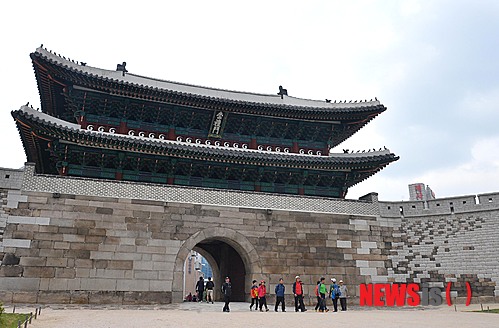 【서울=뉴시스】박찬수 기자 = 숭례문이 복구된지 1년을 맞은 4일 오후 서울 중구 숭례문을 찾은 시민과 관광객들이 관람을 하고 있다.&nbsp; 지난 2008년 2월 화재로 소실됐던 숭례문은 5년 여의 복원 공사를 마치고 지난해 오늘 시민의 품으로 다시 돌아왔지만 단청부터 목재, 기와까지 총체적인 부실 복구논란에 휩싸였었다.&nbsp; 이를 계기로 경찰과 감사원은 문화재 비리에 대한 대대적인 수사와 감사에 착수했고, 숭례문의 경우 현재 단청 박락(벗겨짐)을 제외하고는 비리나 부실은 드러나지 않았다. 2014.05.04.&nbsp; redchacha1@newsis.com