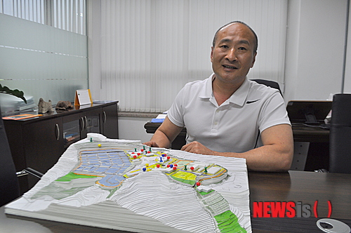 【뉴욕=뉴시스】노창현 특파원 = 경기도 연천에 조성되는 세계 최초의 복합애견테마파크에 미주동포들의 관심이 높아지고 있다. 애견테마파크는 펫타운과 브리딩센터, 트레이닝센터, 펫체험관, 귀농타운, 애견아카데미 등으로 구성된 프로젝트이다. 내년 하반기 완공을 목표로 (주)베프월드(공동대표 최지용 강원우)가 430억원을 들여 연내 착공에 들어간다. 애견동반이 가능한 몽골게르 펜션과 애견종합운동장, 1.5km의 둘렛길, 애견메모리얼파크 등 이색시설과 80가구 200명의 입주민을 모으게 될 애견동호인마을 귀농켄넬주택은 특화된 애견브리딩을 접목해 안정적인 수익보장과 여유로운 귀농정착을 도모하고 있다. 최지용 공동대표가 애견테마파크를 소개하고 있다. 2014.05.02. robin@newsis.com