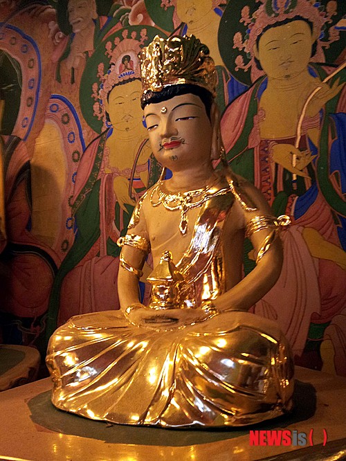 【서울=뉴시스】하도겸 박사의 ‘삶이야기 禪이야기’ <116>&nbsp; 불교는 부처님의 가르침을 말한다. 우리가 부처님이라고 하는 분은 석가모니(釋迦牟尼)로 인도나 네팔에서는 싯다르타 태자라고 한다. 그분이 태어난 날을 우리나라에서는 사월 초파일 또는 초파일이라고 한다. 또 부처님을 관욕(목욕)시키는 욕불일(浴佛日), 크리스마스인 성탄절과 비슷하게 석가모니 부처님 탄생일인 불탄일(佛誕日) 또는 석탄일(釋誕日)이라고 했다. 1960년대 불탄일 봉축위원회에서 한자어로 된 이름들을 쉽게 풀이해 사용하자는 취지로 여러 의견을 수렴한 결과 부처님이 이 세상에 오신 자비광명이 도래한 날이란 함축적인 의미를 담기로 했다. 결국, 중국과 홍콩, 대만, 마카오 등과 마찬가지로 음력 4월 8일을 ‘부처님 오신 날’이라고 한자나 영어가 아닌 한글로 부르게 됐다. 그리고 1975년 1월 15일 법정 공휴일로 지정되기에 이르렀다. 북한은 이후로도 조불련이나 북한 언론이 공식적으로 사용하는 용어는 ‘석탄절’(釋誕節)이었다. 그러나 2007년 5월 5일부터는 석탄절의 명칭을 ‘부처님오신날 조국통일기원 북남불교도 동시법회’로 고쳐 부르고 표기해 남북 모두 부처님오신날을 공식 이름으로 ‘통일’돼 사용하고 있다.&nbsp; 불교에는 4대 명절이라고 하여 2월 8일 석가 출가일(出家日), 2월 15일 열반일(涅槃日), 12월 8일 성도일(成道日)과 가장 큰 명절인 부처님오신날이 있다. 그러나 실제로 사월 초파일이 석가모니의 탄신이라는 근거는 전혀 없다. 태어나신 날은 잘 모르지만, 불교 신도들을 포함한 우리 만민이 따뜻한 봄날 바쁜 농사일을 마치고 잠시 쉴 때, 석가의 탄신일로 정해서 기리는 상징적 의미를 지닐 뿐이라고 여겨진다. 경전이나 어디에도 부처님이 언제 태어났는지 정확히 말하지 않고 있다. 고려시대에는 4월 8일부터 3일 밤낮 동안 미륵보살회(彌勒菩薩會)를 설하였다는 기록이 전한다. 의종 때에는 백선연(白善淵)이 4월 8일 점등했다는 기록이 있다. 공민왕은 직접 초파일에 연등행사를 열었다고 하는 기록만 있을 뿐, 이날이 부처님오신날이라고 한 적은 없는 듯하다.&nbsp; 석가탄신일을 음력 4월 8일로 하는 나라는 한국과 중국의 영향을 받는 여러 나라뿐이다. 일본은 양력으로 4월 8일을 석가 탄신일로 삼아 꽃 축제인 ‘하나마쓰리’ 행사를 한다. 스리랑카는 웨삭(Wesak)이라 하여 음력 4월 15일과 그 다음 날을 공휴일로 제정해 부처님의 탄생일, 성도일, 열반일을 모두 함께 기리며 성대한 축제를 연다. 태국과 미얀마도 위사카 부차(Visakha Bucha) 또는 베사카(Vesak)라 하여 부처님의 탄생, 성도, 열반을 함께 기념하는 날로 삼았다. 이외에도 인도, 베트남, 싱가포르, 말레이시아, 인도네시아, 부탄, 캄보디아, 라오스 등의 서남·동남아의 여러 나라도 음 4월 15일을 부처님오신날로 채택하고 있다. 티베트와 네팔도 같은 음 4월 15일을 부처님오신날로 채택했지만, 티베트 달력을 사용하기 때문에 우리보다 훨씬 빠르다는 게 좀 다를 뿐이다.&nbsp; 서남아와 동남아시아는 소승불교의 전통이 있으며 출가 승려에 대한 예우도 남다른 곳이다. 그런데도 부처님의 출가일을 명절로 치지 않고 있으며 불교 축제에서도 부처님의 탄생, 성도, 열반만을 함께 기뻐하고 있다. 그런데 왜 유독 우리나라만 지나치게 출가일을 챙기는 걸까? 출가일은 부처님 따라 출가한 승려들이나 만들어서 조용히 기리면 되는 날이지 굳이 신도들에게 강조하거나 강요해야 할 아무런 의미가 없는 날이다. 태어나서 깨달음을 얻고 열반을 통해서 해탈과 윤회에서 누구도 벗어날 수 없다는 의미를 보이는 것이 중요하다. 따라서 아무런 생각 없이 우리 재가신자들까지 출가 승려들 따라서 정확한 날짜도 모르는 출가일을 기리고 챙길 일은 아니다. 특히 출가해야 깨닫는다고 부처님은 선언한 적이 없다는 사실을 직시해야 한다. 부처란 깨달은 이로 깨우친 이라는 뜻이다. 사실 태어난 날도 돌아가신 날도 아무런 의미가 없다. 굳이 챙기려면 깨우친 날인 성도재일(成道齋日)만 잘 기려도 될 일이 아닌가 싶다. 그러한 의미에서 원불교에서는 ‘대각개교절’이라고 해서 소태산 교조가 태어난 날이 아닌 성도한 날을 기리고 있는 것은 의미가 크다.&nbsp; 사실 출가한 날뿐만 아니라 열반일도 성도일도 그 날짜가 정확하지 않다. 팔만대장경에 수록될 만큼 많은 경전을 전하는 불교가 유독 이런 날짜를 정확하게 기록하지 않은 이유를 살펴야 한다. 모두가 부처님 뜻이며 인연 따라 잊힌 날짜다. 모든 게 ‘무아(無我)’이며 ‘공(空)’이라고 깨달은 부처님께서는 태어나면서 “하늘 위 하늘 아래 우리가 각기 존귀하다. 모든 세계의 고통 받는 중생들을 우리가 마땅히 편안케 하리라”(天上天下 唯我獨尊 三界皆苦 我當安之)라는 뜻을 ‘믿거나 말거나’ 버전으로 선포했다. 부처님께서는 내(부처님)게도 의존하지 말고 오직 가르침을 따르라고 한 분이다. 그런 분이 제자들에게 내 생일 잘 챙겨야 한다고 하지 않았을 것임을 굳이 추측하지 않아도 알 수 있는 부분이다. 오히려 챙겨서도 안 되며 그런 시간에 수행을 더욱 열심히 하고 마음 잘 닦아서 얼른 깨우치라고 하셨을 것이다.&nbsp; 부처님도 이렇게 사셨을 텐데, 부처님 제자 되겠다고 출가하면서 부모와 처자식까지도 다 버린 출가 승려들이 자기나 은사 등 다른 승려들의 생일은 꼬박꼬박 챙기는 우리나라 승가의 풍속은 도무지 이해가 안 된다. 부처님 뜻이 뭔지는 제대로 알고 있는지 모르겠다. 굳이 말하자면 출가 제자들인 승려들은 출가일이 그들이 속세라고 부르는 세상에서 벗어나서 새롭게 태어난 생일이라고 할 수 있다. 더 정확히 말하면 태어난 날이라기보다는 잉태된 날 정도로 이해해도 된다. 정식으로 비구나 비구니계를 받은 날이 생일인 셈이다. 따라서 출가 승려들은 세속적인 생일은 잊고 오직 출가해서 정식으로 비구나 비구니계를 받은 날을 형제자매와 다름없는 도반들과 함께 합동으로 잘 챙겨야 한다. 생일 축하파티를 하라는 게 아니라 계도반들과 만나서 얼마큼 초심대로 수행했는지 서로 잘 보면 될 일이다.&nbsp; 성철스님도 ‘밥값 잘하라’고 하면서 재가신자들의 보시를 받고 사는 승려들은 ‘오직 깨우쳐야 밥값을 하는 것’이라고 자주 말씀하셨다. 깨닫지 못하고 열반했다면 밥값 못한 것이니 돌아가신 날도 전혀 챙길 바가 아니다. 깨달음을 얻은 부처님도 돌아가신 날짜를 챙기지 말라고 당부하셨을 것이다. 그렇기에 제자들이 제대로 남기지 않은 것이다. 출가승려든 재가신도든 그 뜻을 반드시 염두에 둬야 한다. 만물이 소생하는 완연한 봄날에 부처님오신날을 정해 전 세계는 행복해하고 있다. 우리가 모두 부처라고 선포한 부처님을 기리는 날인만큼 이날은 우리 불교인만의 명절이 아니라 보편적인 자아로서 불성을 지닌 우리 모두의 명절이다. 이날에 아는 절에 가서 등 하나 다는 것으로 끝내지 말고 이미 법의 등은 켜져 있으니 자신의 무명(無明)을 밝히는 등만 제대로 밝혀야 한다. 그 등을 켜는 방법은 부처님이 태어나면서 밝힌 바와 같이 ‘남을 배려하면서 편안하게 하라’는 것이다. 환경운동이나 생명운동도 이에 포함된다.&nbsp; 지난 3월 31일부터 서울시(박원순 시장)는 조계종, 태고종, 원불교 등을 돌면서 2016년까지 10% 이상의 에너지 절약 효과를 거두기 위한 MOU를 맺었다고 한다. 지난 2일 서울시가 부처님오신날을 맞아 시내 244개 사찰을 대상으로 조명 사용 실태를 조사한 결과, 131개(54%) 사찰이 기존 연등의 백열전구를 전기 요금 부담이 적고 오래 사용할 수 있는 LED 전구로 교체한 것으로 조사됐다. 또 신재생에너지 협약을 통해 범 불교적으로 사찰과 교당 등이 환경 개선을 위해 적극적으로 발 벗고 나서고 있다. 이렇게 환경과 생명운동뿐만 아니라 모든 영역에서 하나씩 매일 우리 불교계도 일신우일신하면서 자성과 쇄신을 거듭하기를 간절히 기원해 본다. 그래만 준다면 앞으로 몇십 년이 지난 어느 부처님오신날 서울 거리를 비롯한 전국 방방곡곡에는 전 세계인이 참여하는 축제로서 우리의 연등회가 개최되고 있을 것이다.&nbsp; 끝으로 연등회에 동참하지 않음으로써 불교계 추모의 뜻을 간절하게 표현한 한마음선원(선원장 혜원 스님)과 재단법인 선학원(이사장 법진 스님) 그리고 “아무것도 못 하는 우리가 미안해”라며 화려함을 빼고 세월호의 슬픔을 함께 나눈 특별한 추모 연등회를 이끈 불기 2558년 부처님오신날 연등회(중요무형문화재 제122호)를 준비한 봉축위원회 실무 직원들에게도 심심한 고마움을 전한다.&nbsp; ※ 하도겸은 매일 칼럼을 통해 사회와 문화예술 종교계의 자성과 쇄신을 바라는 처지에서 더 맑고 밝은 발전을 위한 목소리를 내고 있다.&nbsp; hadogyeom.kr 