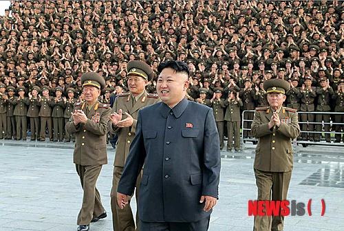 *출처를 노동신문으로 밝혀주시기 바랍니다. 【서울=뉴시스】北 노동신문은 3일자 4면에 김정은이 송도원국제소년단야영소 준공식에 참석, 제267군부대 군인건설자들과 함께 기념사진을 찍었다며 보도하고 있다. 준공식에는 황병서, 김기남, 최태복, 최룡해, 한광상, 리일환, 최휘동, 마원춘, 김여정, 전용남(청년동맹중앙위원회 위원장) 등이 참석했다. 노동신문은 이날 8면 증편발행했으며 1면 부터 7면까지 김정은이 송도원국제소년단야영소 준공식 진행 모습을 사진화보와 더불어 대대적을로 보도하고 있다. 2014.05.03. (출처=노동신문) photo@newsis.com