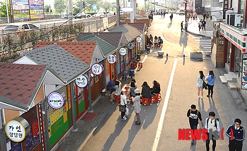 【울산=뉴시스】고은희 기자 = 울산 중구는 노점상 특화거리 사업의 일환으로 성남동 타로 사주거리를 지난 1월 착공에 들어가 동화마을로 조성 완료했다고 6일 밝혔다. 동화마을로 조성된 성남동 타로 사주거리 전경이다. 2014.05.06. (사진=울산 중구 제공)&nbsp; photo@newsis.com