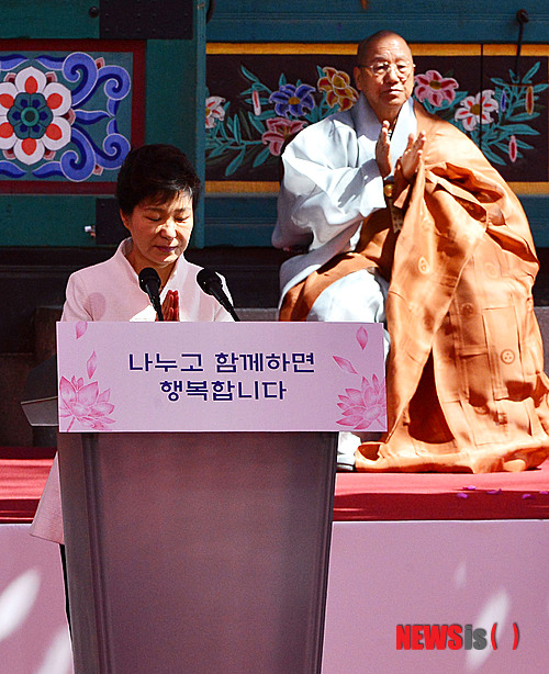 【서울=뉴시스】박동욱 기자 = 박근혜 대통령이 6일 오전 서울 종로구 조계사에서 열린 불기 2558년 부처님오신날 법요식에서 인사말을 마친 뒤 인사하고 있다. 2014.05.06. fufus@newsis.com