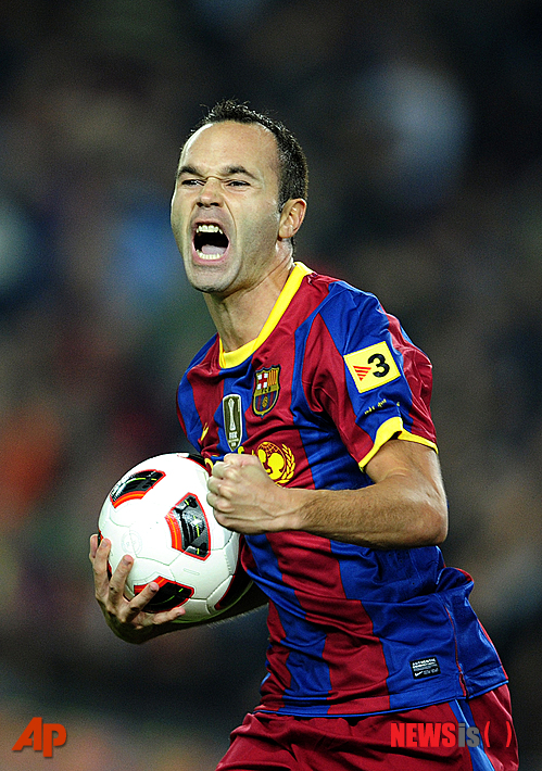【바르셀로나(스페인)=AP/뉴시스】스페인 축구 국가대표팀 주전 미드필더 안드레스 이니에스타(29·FC바르셀로나). 사진은 지난 2010년 10월16일 발렌시아와의 정규리그 당시 골 세러모니를 하고 있는 이니에스타 모습. 