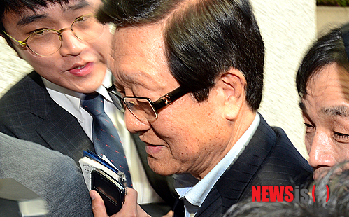 【인천=뉴시스】유병언 전 세모그룹 회장의 측근인 고창환 세모 대표가 6일 인천시 남구 인천지방검찰청에 피의자 신분으로 소환돼 청사로 들어서고 있다. 검찰은 이날 유병언 전 회장의 최측근 그룹 일원으로 계열사 대표를 맡아온 고창환 세모 대표이사와 변기춘 천해지 대표를 소환해 회사 자금을 유 전회장 일가 지원에 사용했는지 여부를 중점적으로 조사할 방침이다. 2014.05.06. photo@newsis.com