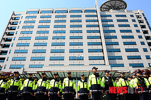 【인천=뉴시스】조성봉 기자 = 기독교복음침례회(일명 구원파) 신도들이 6일 오후 인천 남구 인천지방검찰청 앞에서 종교탄압 중단 촉구 집회를 개최하고 있는 가운데 경찰이 정문 앞을 지키고 서 있다. 2014.05.06. suncho21@newsis.com