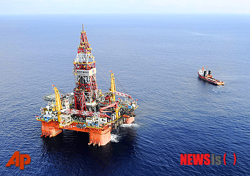 [남중국해=AP/뉴시스]일본 정부는 중국이 동중국해의 중일 중간선 중국 측 해역에서 가스전 이동식 굴착선을 활동한 것을 확인해 외교 경로를 통해 항의했다. 사진은 중국 관영 신화통신이 2012년 5월 7일 제공한 사진. 홍콩에서 동남쪽으로 320㎞ 떨어진 해상에 설치된 중국해양석유총공사(CNOOC) 소속 석유시추선 해양석유 981호의 모습. 2026.01.08.