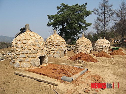  【청주=뉴시스】강신욱 기자 = 세월호 참사가 첨단 통신시설도 제대로 활용하지 못한 인재로 드러난 가운데 조선시대 신속한 통신 방법은 불과 연기를 이용한 봉수가 꼽힌다. 사진은 2009년 복원된 충북 청주의 것대산 봉수대. 2014.05.07. (사진=뉴시스 DB)&nbsp;&nbsp; photo@newsis.com&nbsp; 