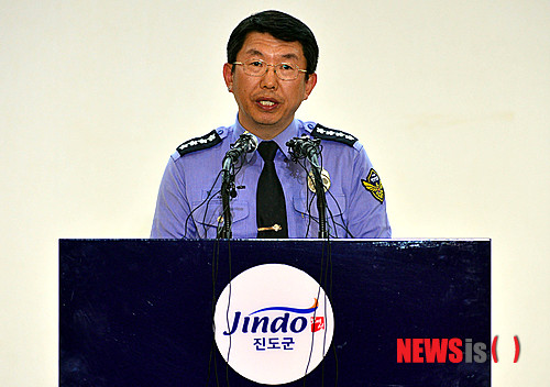 【진도=뉴시스】박문호 기자 = 김석균 해양경찰청장이 세월호 침몰 22일째인 7일 오후 전남 진도군 성내리 진도군청 대회의실에서 세월호 침몰 관련 중간 수사 결과를 브리핑하고 있다. 2014.05.07.  go2@newsis.com