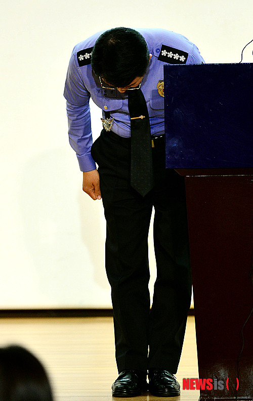 【진도=뉴시스】박문호 기자 = 김석균 해양경찰청장이 세월호 침몰 22일째인 7일 오후 전남 진도군 성내리 진도군청 대회의실에서 세월호 침몰 관련 중간 수사 결과를 브리핑하기에 앞서 인사하고 있다. 2014.05.07.  go2@newsis.com