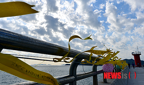 【진도=뉴시스】류형근 기자 = 세월호 침몰사고 22일째인 7일 오후 전남 진도군 팽목항 선착장에 걸린 노란리본이 바람에 흩날리고 있다. 2014.05.07.  hgryu77@newsis.com