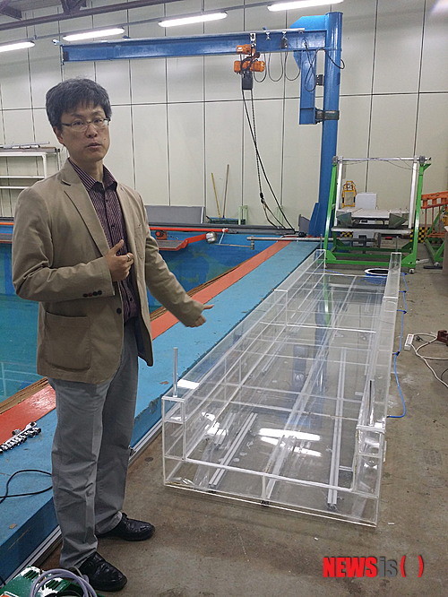 【대전=뉴시스】이시우 기자 = KAIST 해양시스템공학 전공 정현 교수가 8일 KAIST 해양선박 실험실에서 세월호 선박 인양 모의 시험을 위해 제작한 플로팅 도크 모형에 대해 설명하고 있다. 2014.5.8.&nbsp;&nbsp;&nbsp;&nbsp; issue@newsis.com