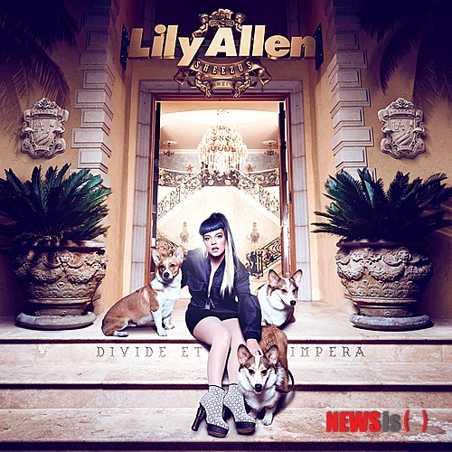 【서울=뉴시스】이재훈 기자 = "케이티 페리가 으르렁거려도 리리(리아나)는 꿈쩍 안 해. 퀸 비(비욘세)가 다시 나타났네. 로드는 피비린내를 맡고, 널 죽여줄 준비가 됐어. 걔는 건드리면 안돼, 이제 갓 데뷔했는데. 우리 모두 가가(레이디 가가)를 구경하고, '하하'하고 웃지. 제가 순교자라도 되는양 예술에 목을 매네. 디바들의 세계에서 2인자가 돼서는 안되지. 그 왕관 이리 내놔. 내가 너의 구세주 '쉬저스'가 될거야."&nbsp; 사랑스런 목소리로 신랄한 독설을 내뱉는 영국 싱어송라이터 릴리 알렌(29)이 5년 만에 워너뮤직을 통해 정규 3집 '쉬저스(SHEEZUS)'를 발매했다.&nbsp; realpaper7@news6is.com