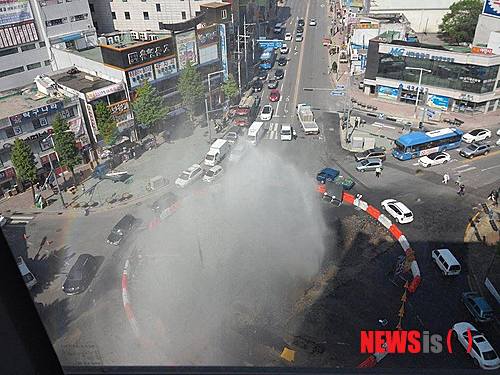 【춘천=뉴시스】박혜미 기자 = 8일 오후 강원 춘천시 효자동 팔호광장에서 약사천 수해복구 공사 도중 포크레인이 수도관을 건드리면서 수도관이 터지는 사고가 발생했다. 2014.05.08. (출처=페북춘천 캡쳐)&nbsp;&nbsp; photo@newsis.com