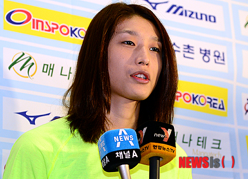 【인천공항=뉴시스】조성봉 기자 = 2013-2014시즌 유럽배구연맹컵 대회에서 페네르바체를 우승으로 이끈 김연경이 8일 오후 인천국제공항을 통해 입국해 소감을 밝히고 있다. 유럽배구연맹컵 대회 MVP와 함께 득점왕, 공격상, 서브 1위에 오르며 3관왕을 차지한 김연경은 태극마크를 달고 8월 1일부터 시작하는 그랑프리 세계대회에 출전할 예정이다. 2014.05.08. suncho21@newsis.com