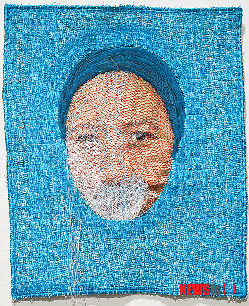 【서울=뉴시스】윤지선 '누더기 얼굴)Rag face) #32' 38.5×32㎝, 사진에 바느질, 2012